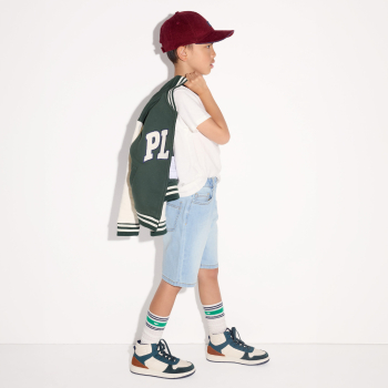 شورت برمودا من الجينز باللون الأزرق الباهت للأولاد.